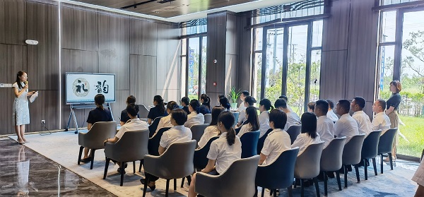 徽盐地产集团公司霍邱项目开展礼仪培训